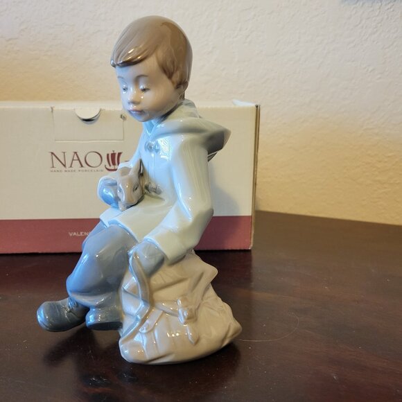 Nao Lladró Porcelain Figurine Boy "Resting on Excursion” #1037 - Picture 3 of 12